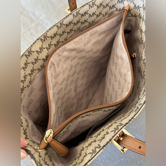 MICHAEL KORS Monogram Jet Set Tote NWT - Picture 11 of 13